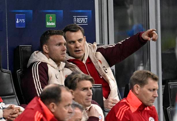 16 04 2025, Football UEFA Championsleague 2024 2025 quarter-final second leg, Inter Milan FC Bayern Munich, at Giuseppe Meazza Stadium Milan , f l goalkeeper Daniel Peretz FC Bayern Munich and goalkeeper Manuel Neuer FC Bayern Munich discuss DFL and DFB regulations prohibit any use of photographs as image sequences and or quasi video