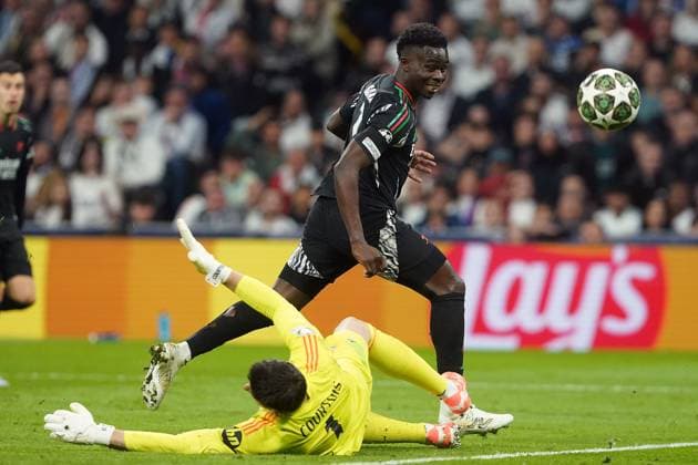 REAL MADRID CF v ARSENAL FC. CHAMPIONS LEAGUE 2024 2025. ROUND OF 8. 2ND LEG MATCH. Real Madrid CF s Thibaut Courtois (l) and Arsenal FC s Bukayo Saka during Champions League 2024 2025 Round of 8 2nd leg match. April 16,2025. (ALTERPHOTOS Acero) MadridSpain  Copyright: xAcerox