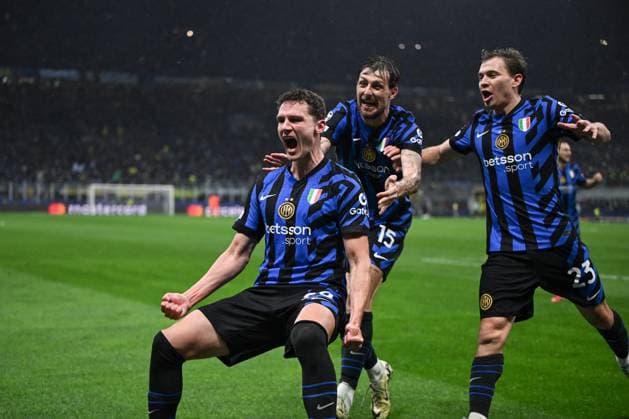CALCIO - UEFA Champions League - Inter - FC Internazionale vs Bayern Munich Benjamin Pavard of Fc Inter celebrating after a goal during the UEFA Champions League quarter finals second leg match between Inter FC Internazionale and FC Bayern Monaco, on Avril 16th, 2025, at Giuseppe Meazza San Siro Siro stadium in Milan, Italy Credit: Tiziano Ballabio Milan Italy  Copyright: xIPAxSport ABACAx