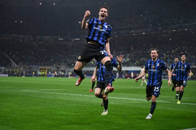 CALCIO - UEFA Champions League - Inter - FC Internazionale vs Bayern Munich Benjamin Pavard of Fc Inter celebrating after a goal during the UEFA Champions League quarter finals second leg match between Inter FC Internazionale and FC Bayern Monaco, on Avril 16th, 2025, at Giuseppe Meazza San Siro Siro stadium in Milan, Italy Credit: Tiziano Ballabio Milan Italy  Copyright: xIPAxSport ABACAx