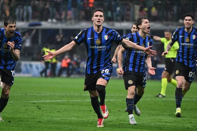 CALCIO - UEFA Champions League - Inter - FC Internazionale vs Bayern Munich Benjamin Pavard of Fc Inter celebrating after a goal during the UEFA Champions League quarter finals second leg match between Inter FC Internazionale and FC Bayern Monaco, on Avril 16th, 2025, at Giuseppe Meazza San Siro Siro stadium in Milan, Italy Credit: Tiziano Ballabio Milan Italy  Copyright: xIPAxSport ABACAx