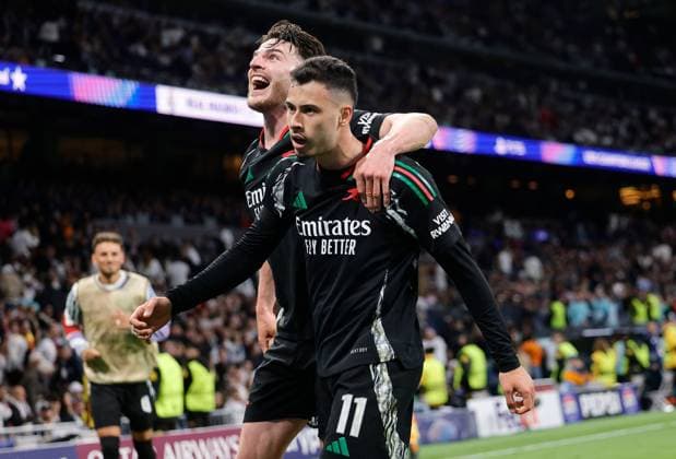 Gabriel Martinelli of Arsenal celebrates scoring a goal to make the score 1-2 with Declan Rice Real Madrid v Arsenal, UEFA Champions League, Quarter-Finals, 2nd Leg, Football, Santiago Bernabu Stadium, Madrid, Spain - 16 Apr 2025 EDITORIAL USE ONLY No use with unauthorised audio, video, data, fixture lists, club league logos or live services. Online in-match use limited to 120 images, no video emulation. No use in betting, games or single club league player publications. Copyright: xRubenxAlbarran Shutterstockx 15253938dj