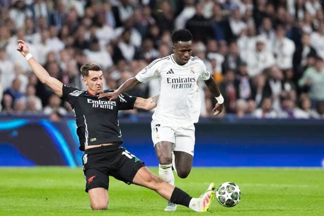 UEFA champions league - Real Madrid vs Arsenal MADRID, SPAIN - April 16: Vinicius jr of Real Madrid and Jakub Kiwior of Arsenal fight for the ball during the UEFA Champions League 2024 25 Quarter Final second Leg match between Real Madrid and Arsenal at Santiago Bernabeu Stadium. (Photo by Guillermo Martinez) Madrid Santiago Bernabeu Stadium Spain Copyright: xGuillermoxMartinezx