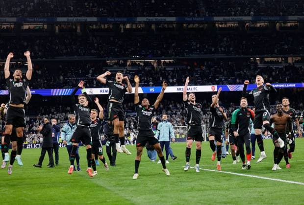 Sport Bilder des Tages Arsenal players celebrate at full time Real Madrid v Arsenal, UEFA Champions League, Quarter-Finals, 2nd Leg, Football, Santiago Bernabu Stadium, Madrid, Spain - 16 Apr 2025 EDITORIAL USE ONLY No use with unauthorised audio, video, data, fixture lists, club league logos or live services. Online in-match use limited to 120 images, no video emulation. No use in betting, games or single club league player publications. Copyright: xRubenxAlbarran Shutterstockx 15253938ec