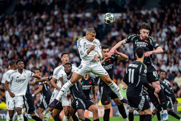 Sport Bilder des Tages Real Madrid CF vs Arsenal FC - UEFA Champions League 2024 25 Quarter Final Second Leg Kylian Mbappe of Real Madrid CF (C) heads the ball during the UEFA Champions League 2024 25 Quarter Final Second Leg match between Real Madrid C.F. and Arsenal FC at Estadio Santiago Bernabeu on April 16, 2025 in Madrid, Spain. Madrid Estadio Santiago Bernabeu Madrid Spain Copyright: xAlbertoxGardinx AGardin_20250416_Football_Champions_Real_Madrid_Arsenal_0321