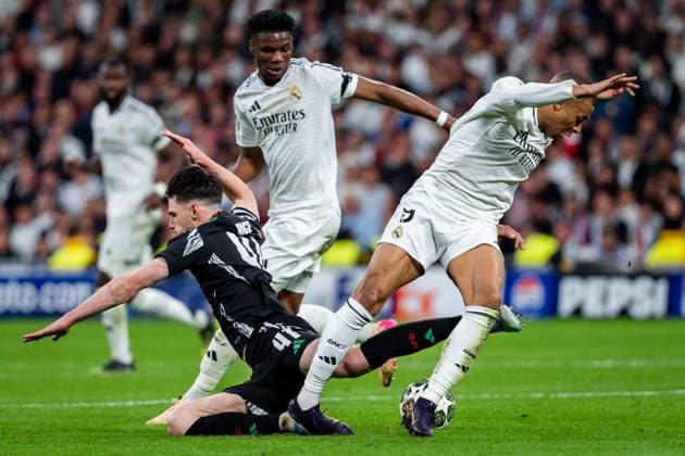 Real Madrid CF vs Arsenal FC - UEFA Champions League 2024 25 Quarter Final Second Leg Kylian Mbappe of Real Madrid CF (R) hurts his ankle in a tackle with Declan Rice of Arsenal FC (L) during the UEFA Champions League 2024 25 Quarter Final Second Leg match between Real Madrid C.F. and Arsenal FC at Estadio Santiago Bernabeu on April 16, 2025 in Madrid, Spain. Madrid Estadio Santiago Bernabeu Madrid Spain Copyright: xAlbertoxGardinx AGardin_20250416_Football_Champions_Real_Madrid_Arsenal_0324