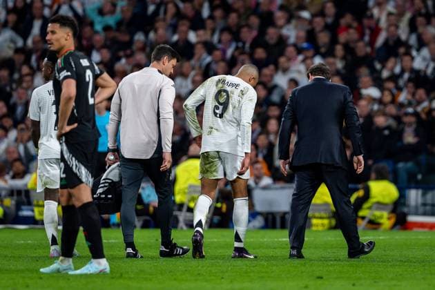 Real Madrid CF vs Arsenal FC - UEFA Champions League 2024 25 Quarter Final Second Leg Kylian Mbappe of Real Madrid CF leaves the field with an injury during the UEFA Champions League 2024 25 Quarter Final Second Leg match between Real Madrid C.F. and Arsenal FC at Estadio Santiago Bernabeu on April 16, 2025 in Madrid, Spain. Madrid Estadio Santiago Bernabeu Madrid Spain Copyright: xAlbertoxGardinx AGardin_20250416_Football_Champions_Real_Madrid_Arsenal_0328