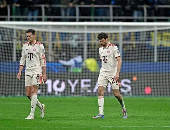 16 04 2025, Football UEFA Champions League 2024 2025 quarter-final second leg, Inter Milan FC Bayern Munich, at Giuseppe Meazza Stadium Milan , f l Leon Goretzka FC Bayern Munich and Thomas Müller FC Bayern Munich pensive DFL and DFB regulations prohibit any use of photographs as image sequences and or quasi video