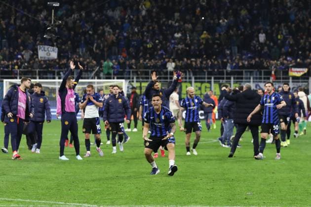 Sport Bilder des Tages April 16, 2025, Milan, Lombardy, Italy: Led by captain LAUTARO MARTINEZ, all the players of INTER celebrate advancing to the UEFA 2024 25 semi-finals after their 2:2 draw in the Quarter-Final second leg game between FC INTER and BAYERN MUNICH at the San Siro stadium in Milan, Italy Milan Italy - ZUMAc179 20250416_zep_c179_043 Copyright: xMickaelxChavetx
