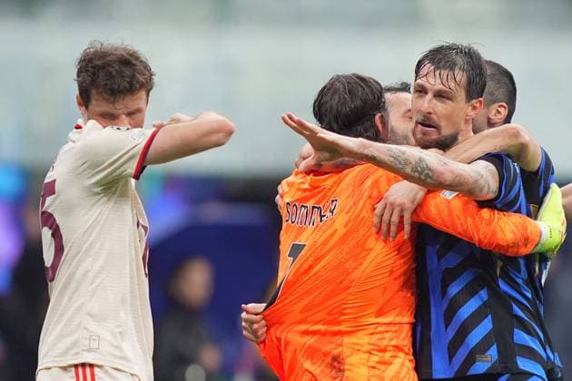 Inter Milan s Francesco Acerbi celebrates winning the match , BayernÕs Thomas Mueller during the Uefa Champions League soccer match between Inter and Bayern Munich at San Siro Stadium in Milan , North Italy - , Wednesday April 16, 2025 . - Soccer  Copyright: xSpada LaPressex
