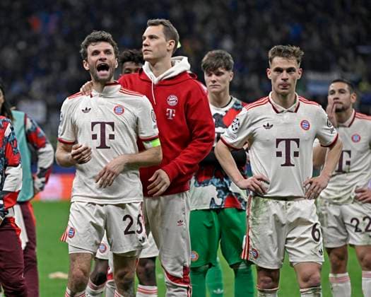 16 04 2025, Football UEFA Championsleague 2024 2025 quarter-final second leg, Inter Milan FC Bayern Munich, at Giuseppe Meazza Stadium Milan , Goalkeeper Manuel Neuer FC Bayern Munich consoles Thomas Müller FC Bayern Munich DFL and DFB regulations prohibit any use of photographs as image sequences and or quasi video