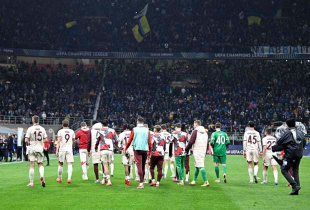 16 04 2025, Football UEFA Champions League 2024 2025 quarter-final second leg, Inter Milan FC Bayern Munich, at Giuseppe Meazza Stadium Milan , Sad departure of Bayern players from the Champions League DFL and DFB regulations prohibit any use of photographs as image sequences and or quasi video