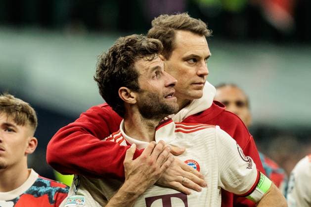 UEFA Champions League quarter-final Inter Milan FC Bayern Munich 16 04 2025 Manuel Neuer FC Bayern Munich, 1 hugs Thomas Müller FC Bayern Munich, 25 UEFA Champions League quarter-final second leg Inter Milan FC Bayern Munich, Milan, San Siro on 16 04 2025 Copyright: xBEAUTIFULxSPORTS Wunderlx