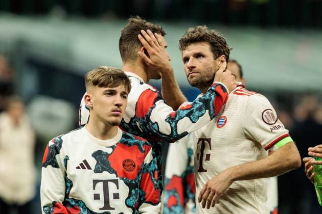 UEFA Champions League quarter-final Inter Milan FC Bayern Munich 16 04 2025 Leon Goretzka FC Bayern Munich, 8 wants to hug Thomas Müller FC Bayern Munich, 25 who pushes him away UEFA Champions League quarter-final second leg Inter Milan FC Bayern Munich, Milan, San Siro on 16 04 2025 Copyright: xBEAUTIFULxSPORTS Wunderlx