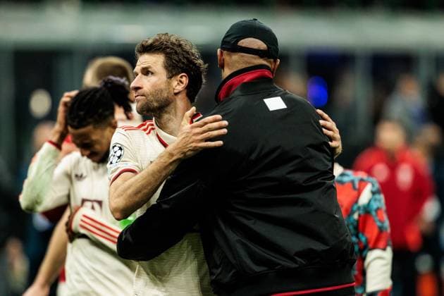 UEFA Champions League quarter-final Inter Milan FC Bayern Munich 16 04 2025 Thomas Müller FC Bayern Munich, 25 is hugged by Vincent Kompany coach FC Bayern Munich UEFA Champions League quarter-final second leg Inter Milan FC Bayern Munich, Milan, San Siro on 16 04 2025 Copyright: xBEAUTIFULxSPORTS Wunderlx