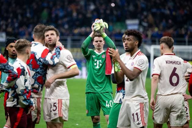 Jonas Urbig FC Bayern Muenchen, 40 and team around Thomas Mueller FC Bayern Muenchen, 25 , Kingsley Coman FC Bayern Muenchen, 11 , Joshua Kimmich FC Bayern Muenchen, 06 are disappointed about the 2 2 draw and elimination from the Champions League and thank the fans who traveled with them, ITA, Inter Milan vs FC Bayern Muenchen, Football, UEFA Champions League, Quarter-final second leg, 2024 2025 season, 16 04 2025 ITA, Inter Milan vs FC Bayern Muenchen, Football, UEFA Champions League, Quarter-final second leg, 2024 2025 season, 16 04 2025 Milano Copyright: xEibner-Pressefoto Memmlerx EP_MMR