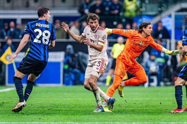 16 04 2025, Inter Milan vs FC Bayern Munich, UEFA Champions League, quarter-final second leg Thomas Müller FC Bayern Muenchen, 25 Benjamin Pavard Inter Milan, 28 Yann Sommer Inter Milan, 1 Copyright: xBahhoxKarax