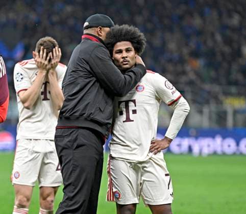 16 04 2025, Football UEFA Championsleague 2024 2025 quarter-final second leg, Inter Milan FC Bayern Munich, at Giuseppe Meazza Stadium Milan , Coach Vincent Kompany FC Bayern Munich consoles Serge Gnabry FC Bayern Munich DFL and DFB regulations prohibit any use of photographs as image sequences and or quasi video
