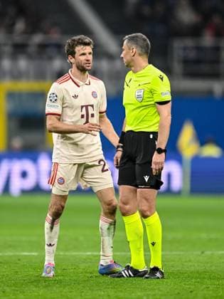 Thomas Mueller FC Bayern Muenchen and referee Slavko VinÄiÄ‡ gestures during the UEFA Champions League 2024 25 Quarter Final Second Leg match between FC Internazionale Milano and FC Bayern München at San Siro on April 16, 2025 in Milan, Italy Photo by Harry Langer DeFodi Images