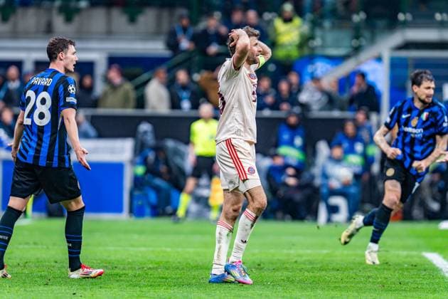 16 04 2025, Inter Milan vs FC Bayern Munich, UEFA Champions League, quarterfinal second leg Thomas Müller FC Bayern Muenchen, 25 unhappy unhappy annoyed angry sad facial expressions gestures hand on head Copyright: xBahhoxKarax