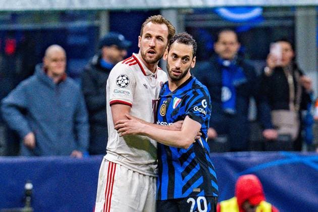 16 04 2025, Inter Milan vs FC Bayern Munich, UEFA Champions League, quarter-final second leg Harry Kane FC Bayern Muenchen, 9 unhappy unhappy annoyed angry sad facial expressions gestures, Hakan Calhanoglu Inter Milan, 20 Copyright: xBahhoxKarax