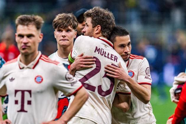 16 04 2025, Inter Milan vs FC Bayern Munich, UEFA Champions League, quarter-final second leg Thomas Müller FC Bayern Munich, 25 dissatisfied unhappy annoyed angry sad facial expressions gestures here with Raphael Guerreiro FC Bayern Munich, 22 Copyright: xBahhoxKarax