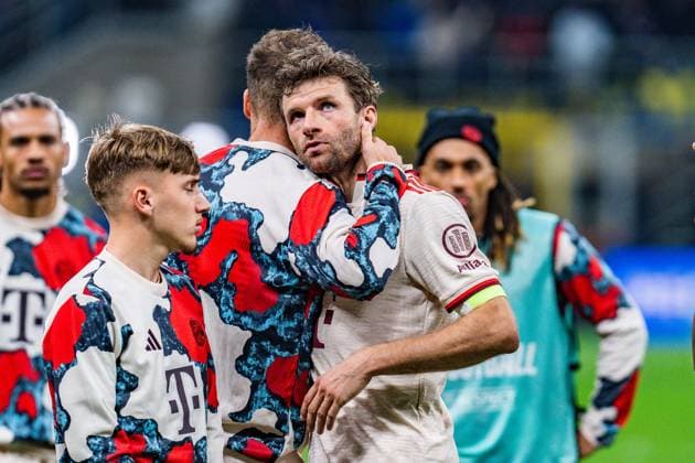 16 04 2025, Inter Milan vs FC Bayern Munich, UEFA Champions League, quarter-final second leg Thomas Müller FC Bayern Muenchen, 25 unhappy unhappy annoyed angry sad facial expressions gestures here with Leon Goretzka FC Bayern Muenchen, 8 Copyright: xBahhoxKarax