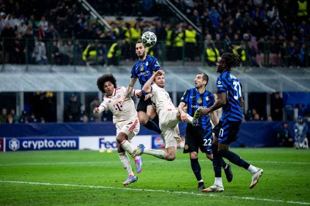 Thomas Mueller FC Bayern Muenchen, 25 , Serge Gnabry FC Bayern Muenchen, 07 in duel with Henrikh Mkhitaryan Inter Milan, 22 , Yann Bisseck Inter Milan, 31 , ITA, Inter Milan vs FC Bayern Muenchen, Football, UEFA Champions League, Quarter-final second leg, 2024 2025 season, 16 04 2025 ITA, Inter Milan vs FC Bayern Muenchen, Football, UEFA Champions League, Quarter-final second leg, 2024 2025 season, 16 04 2025 Milano Copyright: xEibner-Pressefoto Memmlerx EP_MMR