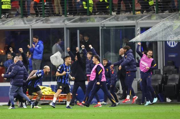 April 16, 2025, Milan, Lombardy, Italy: Led by captain LAUTARO MARTINEZ, all the players of INTER celebrate advancing to the UEFA 2024 25 semi-finals after their 2:2 draw in the Quarter-Final second leg game between FC INTER and BAYERN MUNICH at the San Siro stadium in Milan, Italy Milan Italy - ZUMAc179 20250416_zep_c179_076 Copyright: xMickaelxChavetx