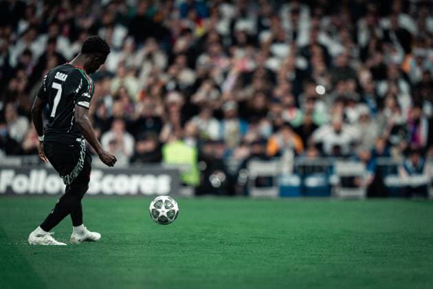 Fußball, CL, Real Madrid - FC Arsenal Real Madrid CF v Arsenal FC- UEFA Champions League MADRID, SPAIN, APRIL 16: Bukayo Saka of Arsenal FC before shoots the penalty during the 2st leg UEFA Champions League round of 8 between Real Madrid CF and Arsenal FC at Estadio Santiago Bernabeu on April 16, 2025 in Madrid, Spain. Madrid Estadio Santiago Bernabeu Madrid Spain Copyright: xAlexxPerezx RealMadridArsenal16april403