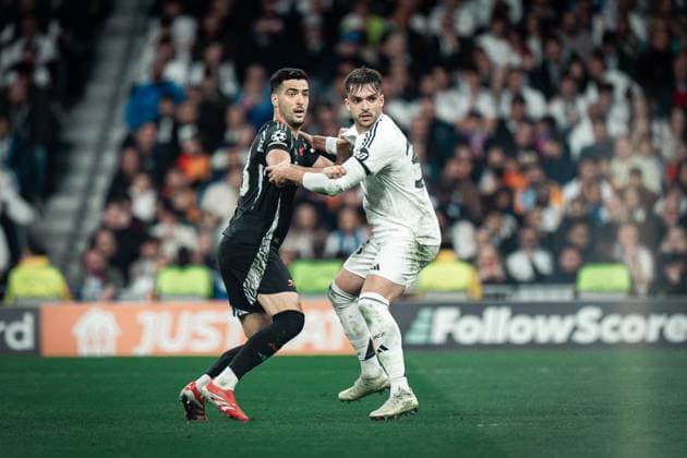 Fußball, CL, Real Madrid - FC Arsenal Real Madrid CF v Arsenal FC - UEFA Champions League MADRID, SPAIN, APRIL 16: Raul Asencio of Real Madrid and Mikel Merino of Arsenal FC during the 2st leg UEFA Champions League round of 8 between Real Madrid CF and Arsenal FC at Estadio Santiago Bernabeu on April 16, 2025 in Madrid, Spain. Madrid Estadio Santiago Bernabeu Madrid Spain Copyright: xAlexxPerezx RealMadridArsenal16april408