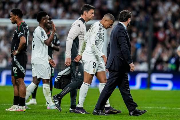 Fußball, CL, Real Madrid - FC Arsenal April 16, 2025, Madrid, Madrid, SPAIN: Kylian Mbappe of Real Madrid is injured during the UEFA Champions League 2024 25 Quarter Final Second Leg match between Real Madrid C.F. and Arsenal FC at Santiago Bernabeu stadium on April 16, 2025, in Madrid, Spain. Madrid SPAIN - ZUMAa181 20250416_zaa_a181_168 Copyright: xOscarxJ.xBarrosox
