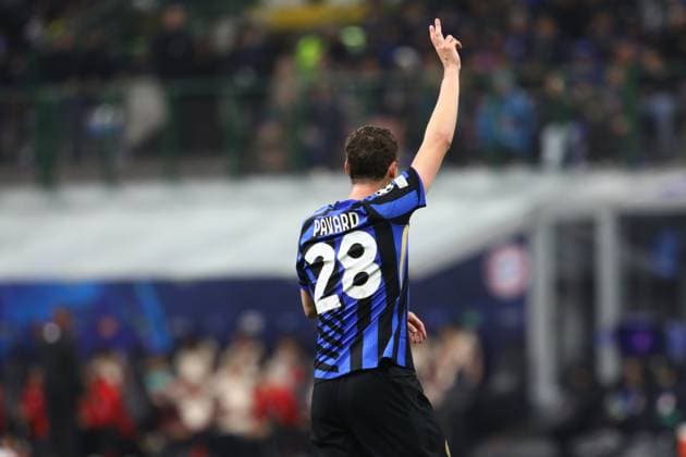 April 16, 2025, Milan, Lombardy, Italy: BENJAMIN PAVARD of INTER 28 celebrates scoring his side s second goal in the UEFA 2024 25 Quarter-Final second leg game between FC INTER and BAYERN MUNICH at the San Siro stadium in Milan, Italy Milan Italy - ZUMAc179 20250416_zep_c179_089 Copyright: xMickaelxChavetx