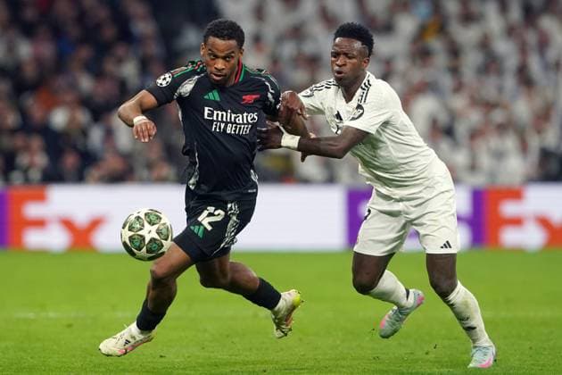 Fußball, CL, Real Madrid - FC Arsenal Real Madrid CF s Vinicius Junior (r) and Arsenal FC s Jurrien Timber during Champions League 2024 2025 Round of 8 2nd leg match. April 16,2025. (202504161156)