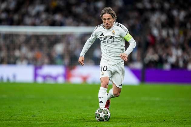 Fußball, CL, Real Madrid - FC Arsenal April 16, 2025, Madrid, Madrid, SPAIN: Luka Modric of Real Madrid controls the ball during the UEFA Champions League 2024 25 Quarter Final Second Leg match between Real Madrid C.F. and Arsenal FC at Santiago Bernabeu stadium on April 16, 2025, in Madrid, Spain. Madrid SPAIN - ZUMAa181 20250416_zaa_a181_178 Copyright: xOscarxJ.xBarrosox