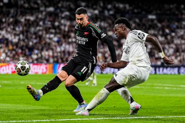 Fußball, CL, Real Madrid - FC Arsenal April 16, 2025, Madrid, Madrid, SPAIN: Vinicius Junior of Real Madrid and Gabriel Martinelli of Arsenal in action during the UEFA Champions League 2024 25 Quarter Final Second Leg match between Real Madrid C.F. and Arsenal FC at Santiago Bernabeu stadium on April 16, 2025, in Madrid, Spain. Madrid SPAIN - ZUMAa181 20250416_zaa_a181_182 Copyright: xOscarxJ.xBarrosox