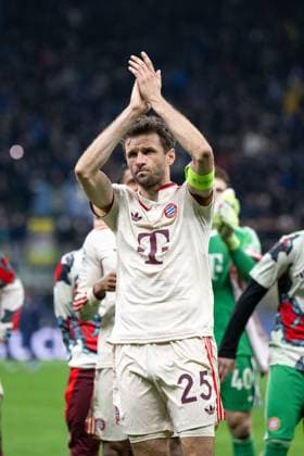 Thomas Mueller FC Bayern Muenchen, 25 and team are disappointed with the 2 2 draw and elimination from the Champions League and thank the fans who traveled with them, ITA, Inter Milan vs FC Bayern Muenchen, Football, UEFA Champions League, Quarter-final second leg, 2024 2025 season, 16 04 2025 ITA, Inter Milan vs FC Bayern Muenchen, Football, UEFA Champions League, Quarter-final second leg, 2024 2025 season, 16 04 2025 Milano Copyright: xEibner-Pressefoto Memmlerx EP_MMR