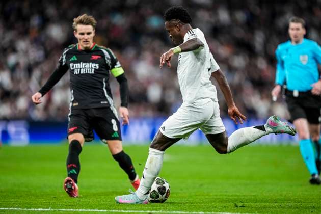 Fußball, CL, Real Madrid - FC Arsenal April 16, 2025, Madrid, Madrid, SPAIN: Vinicius Junior of Real Madrid in action during the UEFA Champions League 2024 25 Quarter Final Second Leg match between Real Madrid C.F. and Arsenal FC at Santiago Bernabeu stadium on April 16, 2025, in Madrid, Spain. Madrid SPAIN - ZUMAF V 20250416_zaa_a181_127 Copyright: xOscarxJ.xBarrosox