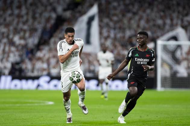 Fußball, CL, Real Madrid - FC Arsenal UEFA champions league - Real Madrid vs Arsenal MADRID, SPAIN - April 16: Jude Bellingham of Real Madrid and Bukayo Saka of Arsenal in action during the UEFA Champions League 2024 25 Quarter Final second Leg match between Real Madrid and Arsenal at Santiago Bernabeu Stadium. (Photo by Guillermo Martinez) Madrid Santiago Bernabeu Stadium Spain Copyright: xGuillermoxMartinezx