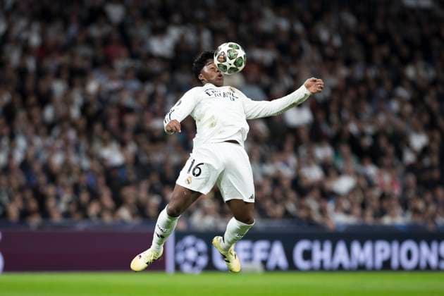 Fußball, CL, Real Madrid - FC Arsenal UEFA champions league - Real Madrid vs Arsenal MADRID, SPAIN - April 16: Endrick of Real Madrid in action during the UEFA Champions League 2024 25 Quarter Final second Leg match between Real Madrid and Arsenal at Santiago Bernabeu Stadium. (Photo by Guillermo Martinez) Madrid Santiago Bernabeu Stadium Spain Copyright: xGuillermoxMartinezx