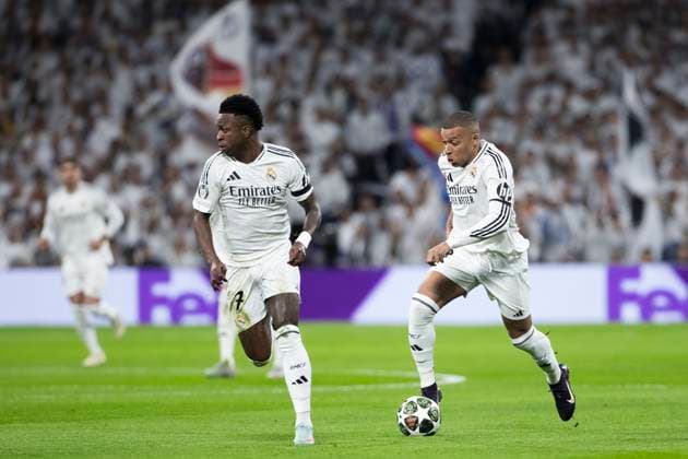 Fußball, CL, Real Madrid - FC Arsenal UEFA champions league - Real Madrid vs Arsenal MADRID, SPAIN - April 16: Kylian Mbappe of Real Madrid and Vinicius jr of Real Madrid in action during the UEFA Champions League 2024 25 Quarter Final second Leg match between Real Madrid and Arsenal at Santiago Bernabeu Stadium. (Photo by Guillermo Martinez) Madrid Santiago Bernabeu Stadium Spain Copyright: xGuillermoxMartinezx