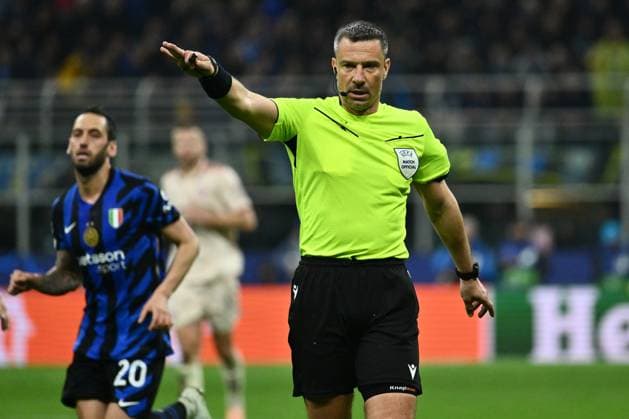 Referee Slavko Vin?ic (SVN) participates in the UEFA Champions League 2024 25 Quarter Final Second Leg match between FC Internazionale Milano and FC Bayern Munchen at San Siro Stadium on April 16, 2025 in Milan, Italy  Copyright: xDomenicoxCippitelli IPAxSportx xipa-agency.netx xx IPA_56579433 IPA_Agency_IPA56579433