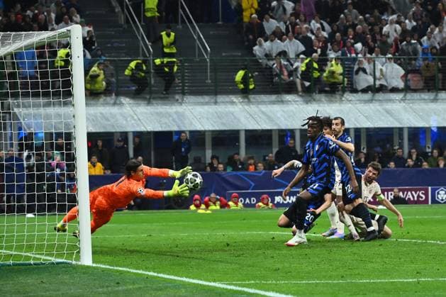 Yann Sommer of F.C. Inter is in action during the UEFA Champions League 2024 25 Quarter Final Second Leg match between FC Internazionale Milano and FC Bayern Munchen at San Siro Stadium on April 16, 2025 in Milan, Italy  Copyright: xDomenicoxCippitelli IPAxSportx xipa-agency.netx xx IPA_56579444 IPA_Agency_IPA56579444
