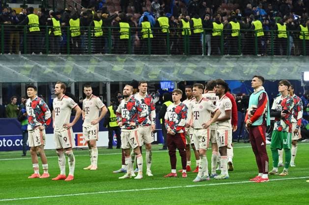 F.C. Bayern Munchen players is greeting the fans during the UEFA Champions League 2024 25 Quarter Final Second Leg match between FC Internazionale Milano and FC Bayern Munchen at San Siro Stadium on April 16, 2025 in Milan, Italy  Copyright: xDomenicoxCippitelli IPAxSportx xipa-agency.netx xx IPA_56579485 IPA_Agency_IPA56579485
