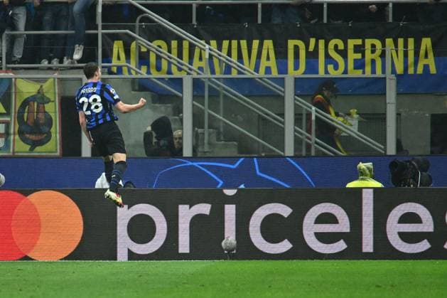 CALCIO - UEFA Champions League - Inter - FC Internazionale vs Bayern Munich Benjamin Pavard of F.C. Inter celebrates after scoring the goal to make it 2-1 during the UEFA Champions League 2024 25 Quarter Final Second Leg match between FC Internazionale Milano and FC Bayern Munchen at San Siro Stadium on April 16, 2025 in Milan, Italy Milan Italy  Copyright: xIPAxSport ABACAx