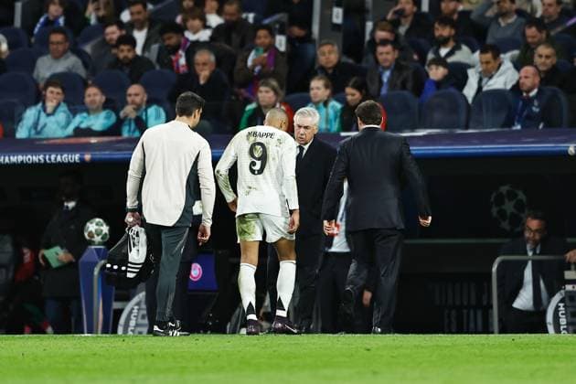 Fußball, CL, Real Madrid - FC Arsenal (L-R) Kylian Mbappe, Carlo Ancelotti (Real), APRIL 16, 2025 - Football Soccer : Mbappe injury during UEFA Champions League Quarter-finals 2nd leg match between Real Madrid CF 1-2 Arsenal FC at the Estadio Santiago Bernabeu in Madrid, Spain. Noxthirdxpartyxsales  (287881330)