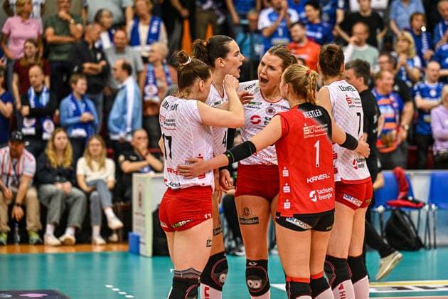 DVL Allianz MTV Stuttgart Dresdner SC 16 04 2025 DVL, Volleyball, 1 Bundesliga, Women, Season 2024 25, Playoff, Semifinal, Allianz MTV Stuttgart in blue , against Dresdner SC in white red , Marta Levinska, cheers with her team, Copyright: xBEAUTIFULxSPORTS TomxBlochx