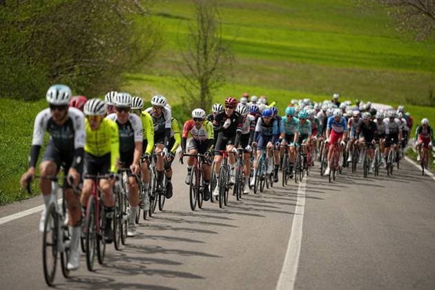 The pack rides cycles during the Giro d™Abruzzo, stage 3 from San Demetrio ne Vestini to Roccaraso (Aremogna) (160 km) - Abruzzo - Thursday, April 17, 2025. - cycling .  Copyright: xMarcoxAlpozzi LaPressex