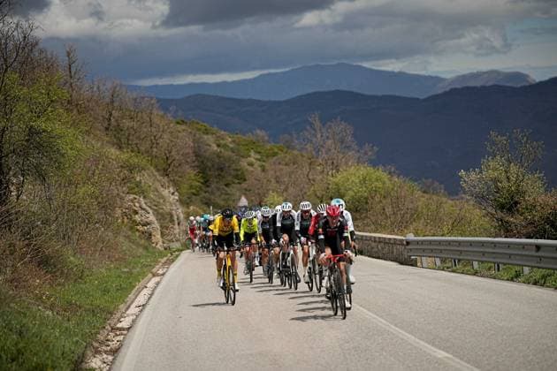 The pack rides cycles during the Giro d™Abruzzo, stage 3 from San Demetrio ne Vestini to Roccaraso (Aremogna) (160 km) - Abruzzo - Thursday, April 17, 2025. - cycling .  Copyright: xMarcoxAlpozzi LaPressex