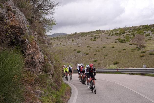 The pack rides cycles during the Giro d™Abruzzo, stage 3 from San Demetrio ne Vestini to Roccaraso (Aremogna) (160 km) - Abruzzo - Thursday, April 17, 2025. - cycling .  Copyright: xMarcoxAlpozzi LaPressex